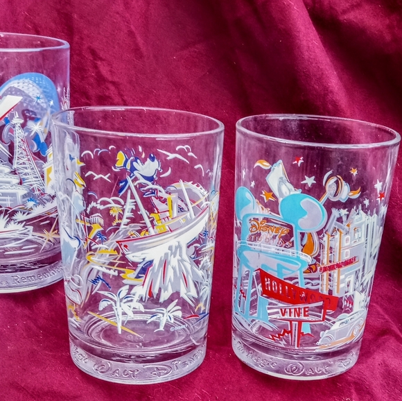 Walt Disney's 25th Anniversary glass set of 4 - Picture 3 of 6